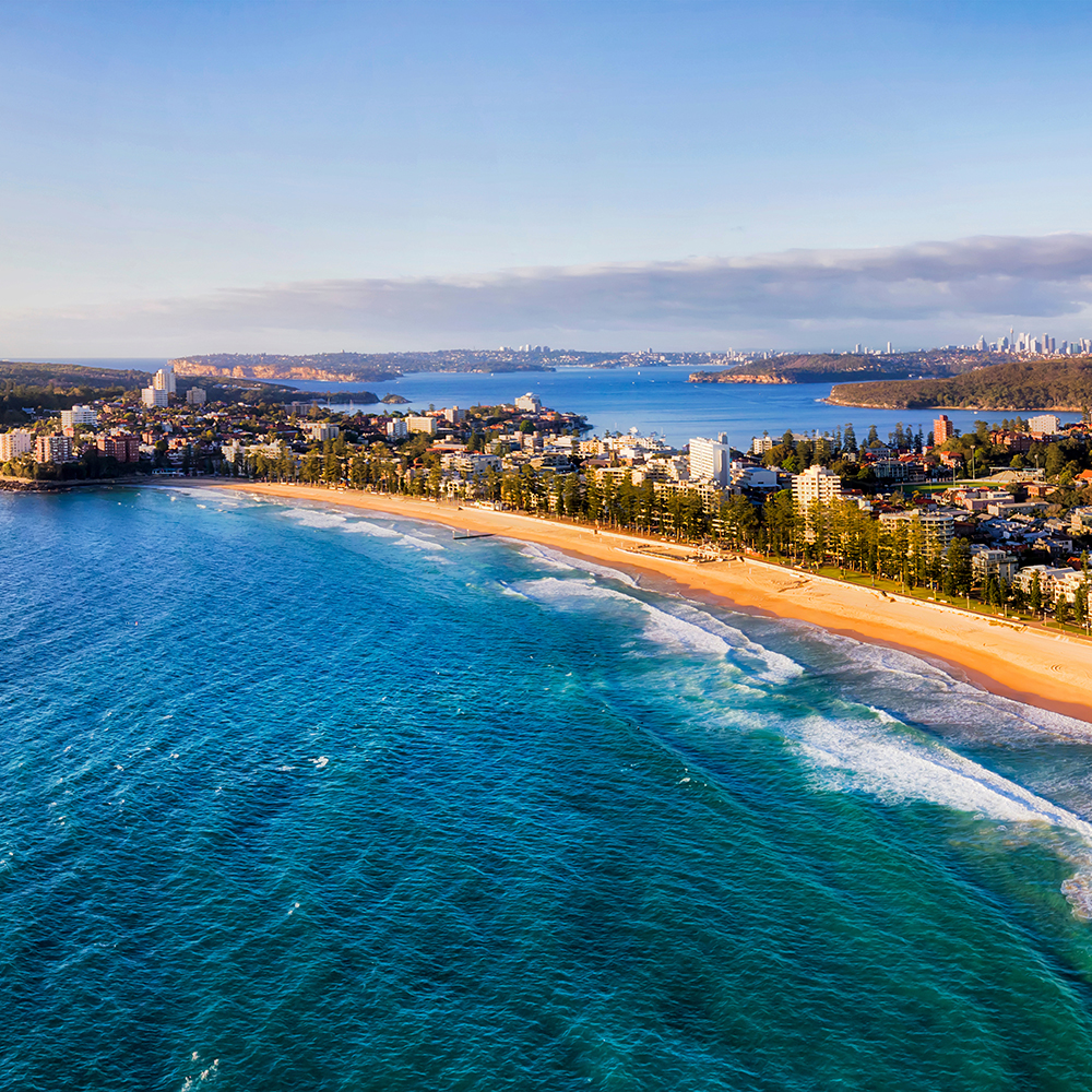 Long strip of clean yellow sandy beach of Manly 2